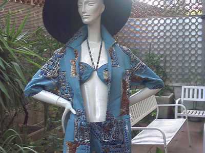 C'� un bikini modello "Capri", uno dei primi costumi da bagno che lasciavano scoperto l'ombelico. E' abbinato a una giacca copricostume con maniche a tre quarti...